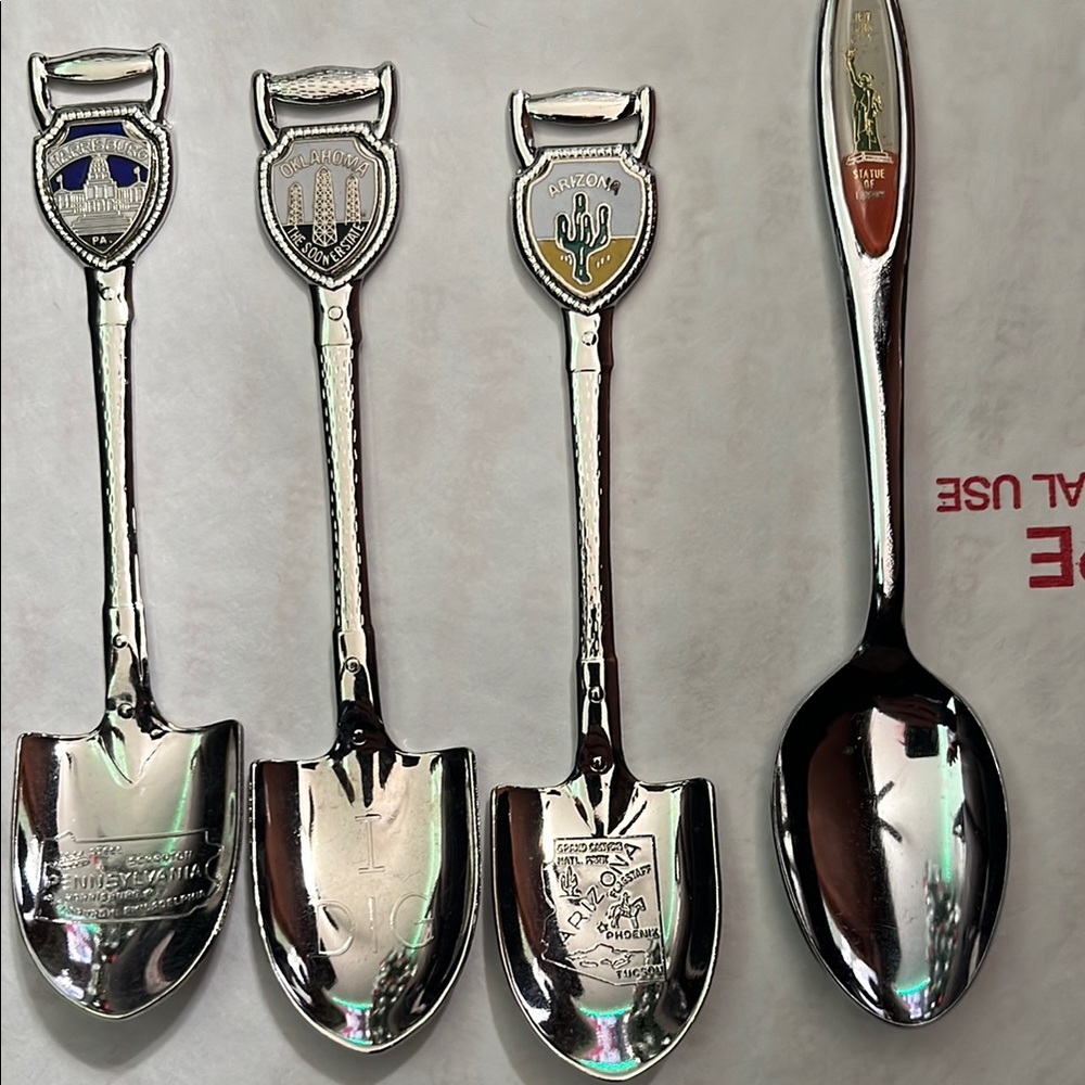 Vintage Collectible Souvenir Spoons Set - Picture 4 of 4